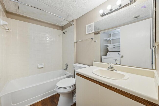 Building Photo - 1015 E Yager Ln