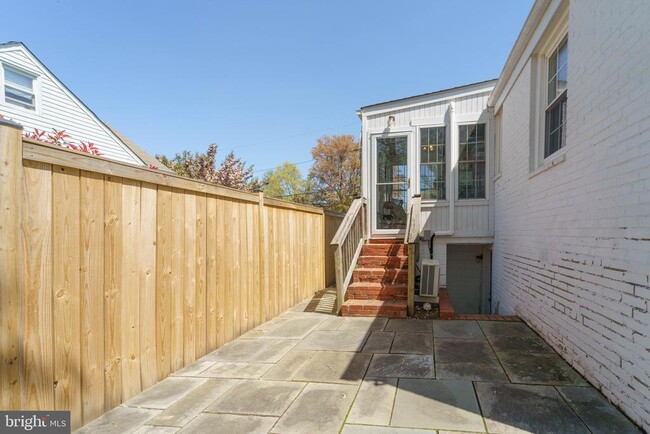 Building Photo - 1334 Bayliss Dr