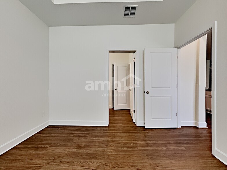Building Photo - 460 Sandstone Dr