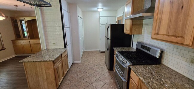 Building Photo - 1109 Shine Ln