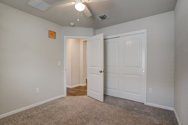 Building Photo - Charming 4/BR 2/BA One-Level Home with Spa...