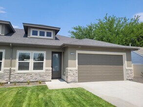 Building Photo - Stunning Townhome In Meridian!