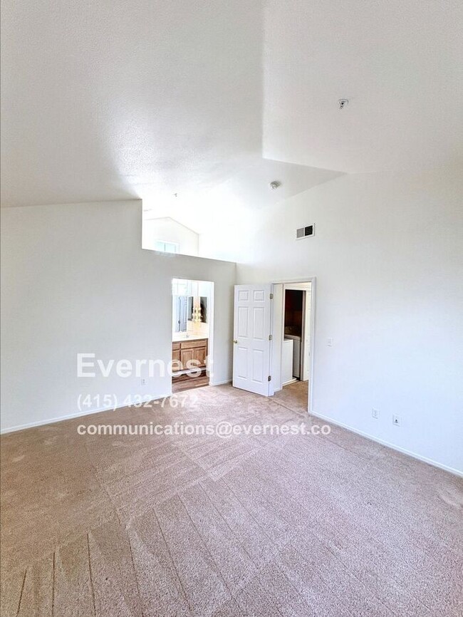 Building Photo - Lovely 2-Bedroom Townhome: Comfort and Con...