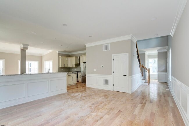 Building Photo - 438A Redwood Ave