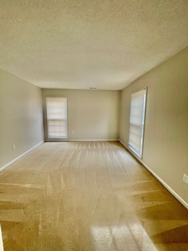 Building Photo - Welcome to this beautiful 4-bedroom, 2.5 bathroom home located in the vibrant city of Charlotte, NC