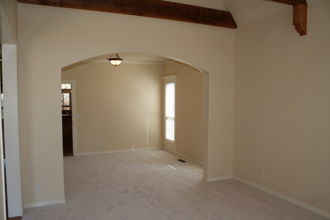 Building Photo - Huge, Gorgeous South Tulsa home ready for ...