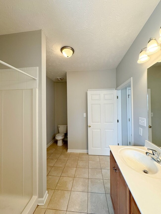 Building Photo - Gorgeous 2 Bed, 2 Bath End Unit Townhome