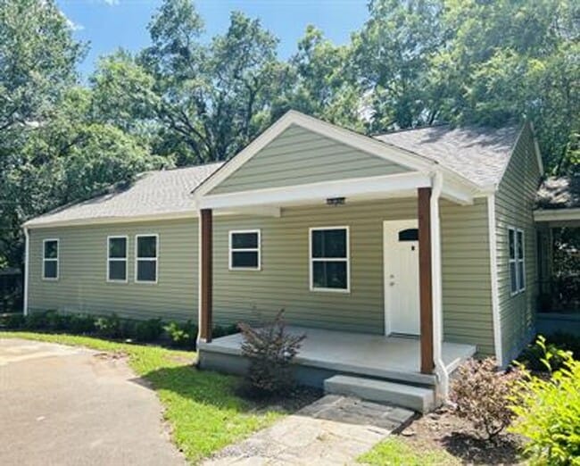 Building Photo - 2/1 Available Now Conveniently Located In ...