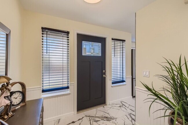 Building Photo - Beautiful single-family home. Available soon!!