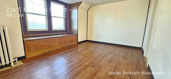 Building Photo - 3rd Floor: Studio / 1 Bathroom Apartment i...