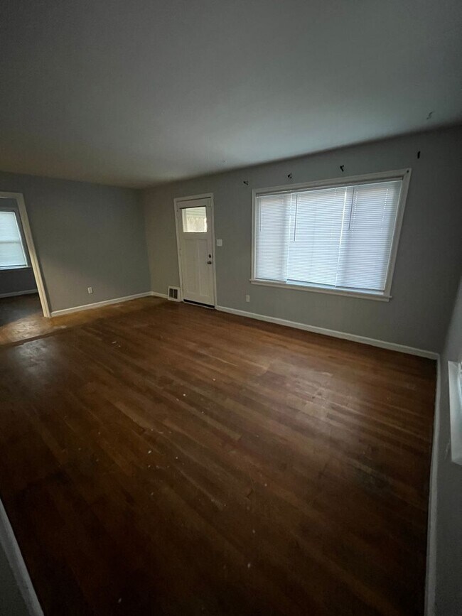 Building Photo - 4 bedroom 1.5 bathroom single family home