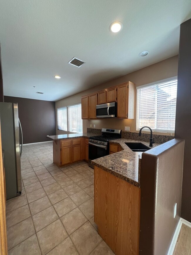 Building Photo - 3 Bed, 2.5 Bath Townhome in gated Park Lane Community