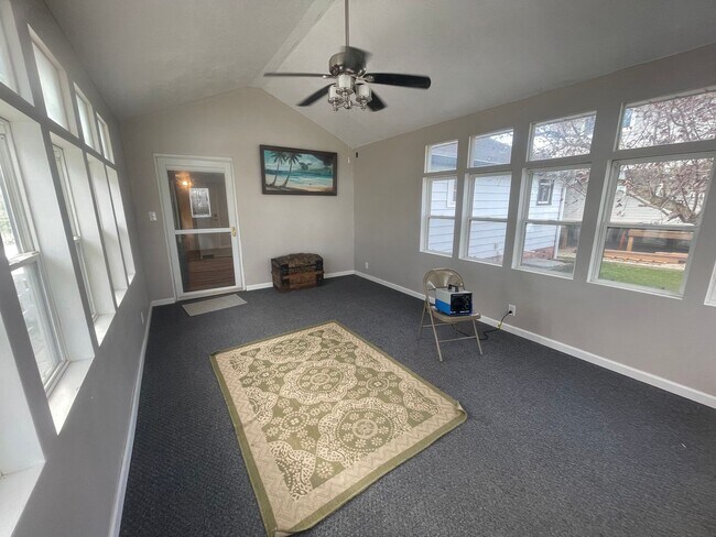 Building Photo - 3 bedroom 2 bathroom lake house for rent!