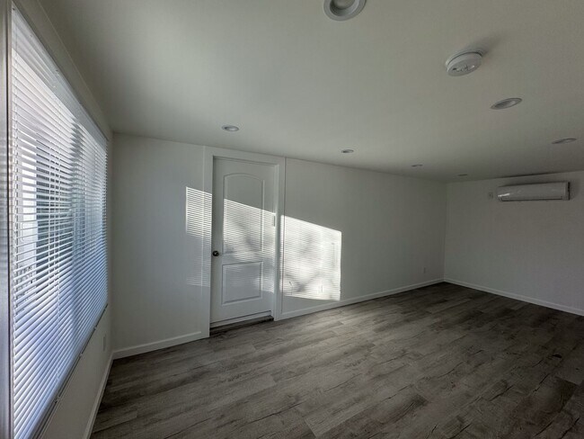 Building Photo - Brand New and Stunning 1+1 Reseda ADU
