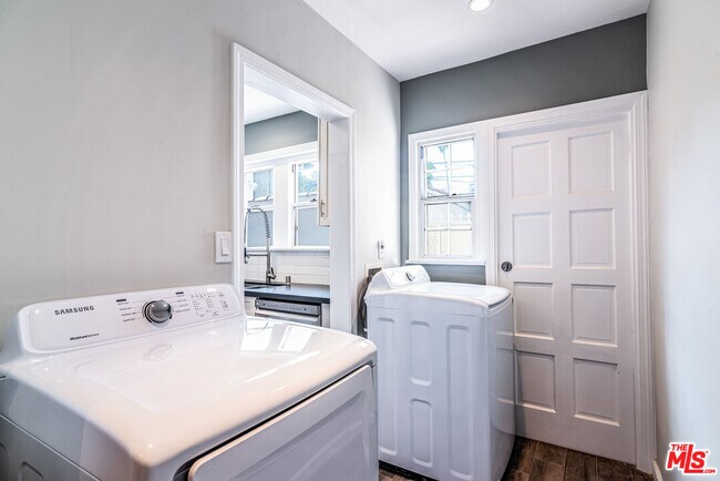 Building Photo - 726 1/2 N Edinburgh Ave