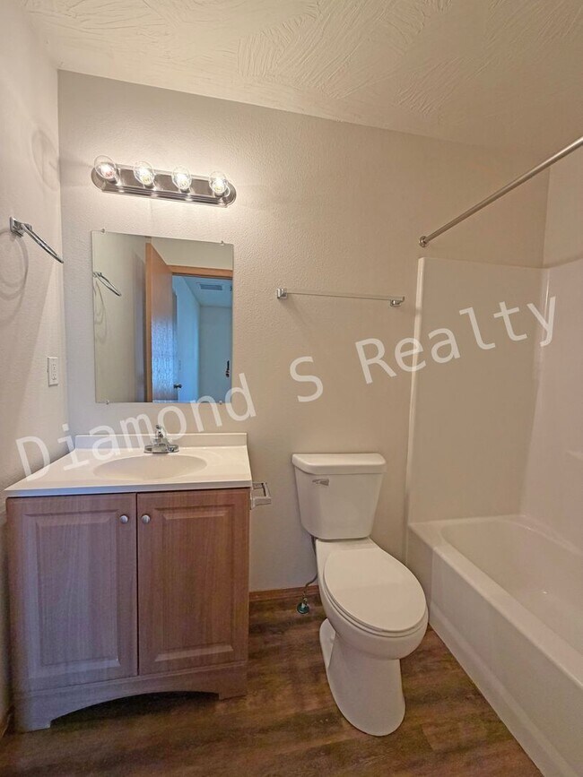 Building Photo - Cute and Clean 3 Bedroom Home Available!