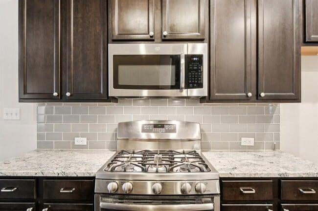 Building Photo - 2244 Hilltop Climb Dr