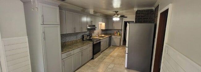 Building Photo - Home on Corner lot in Wood Valley