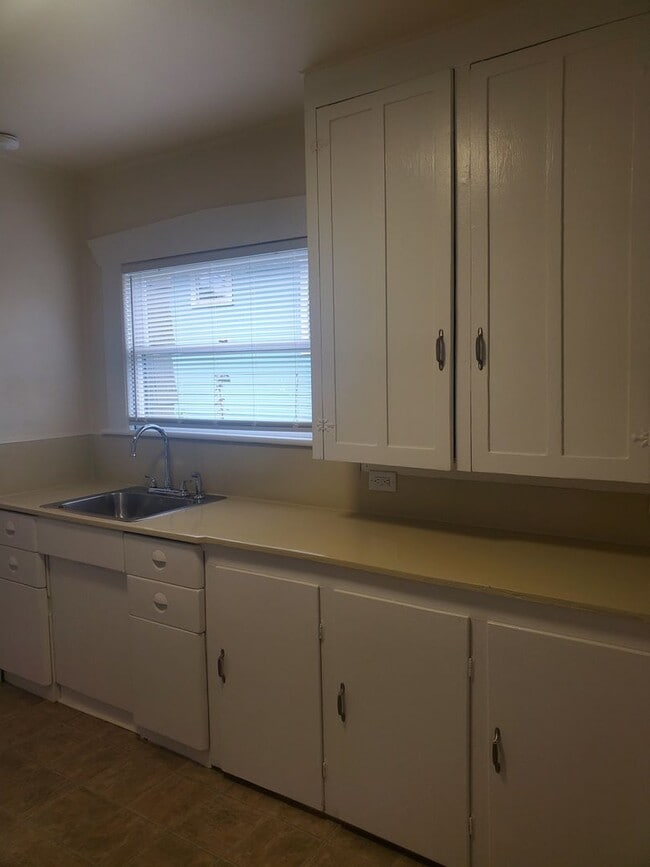 Building Photo - Rent Ready For New Tenants!! 1 Bed, 1 Bath...