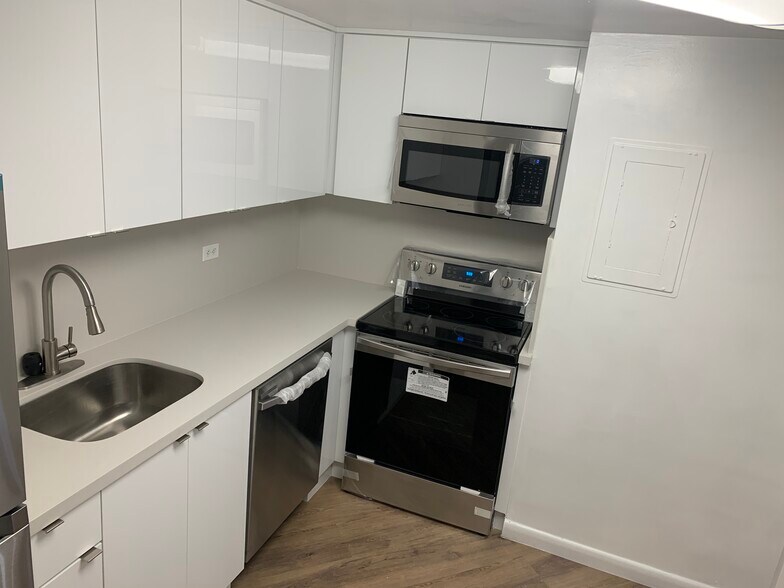 Building Photo - 999 Brickell Bay Dr