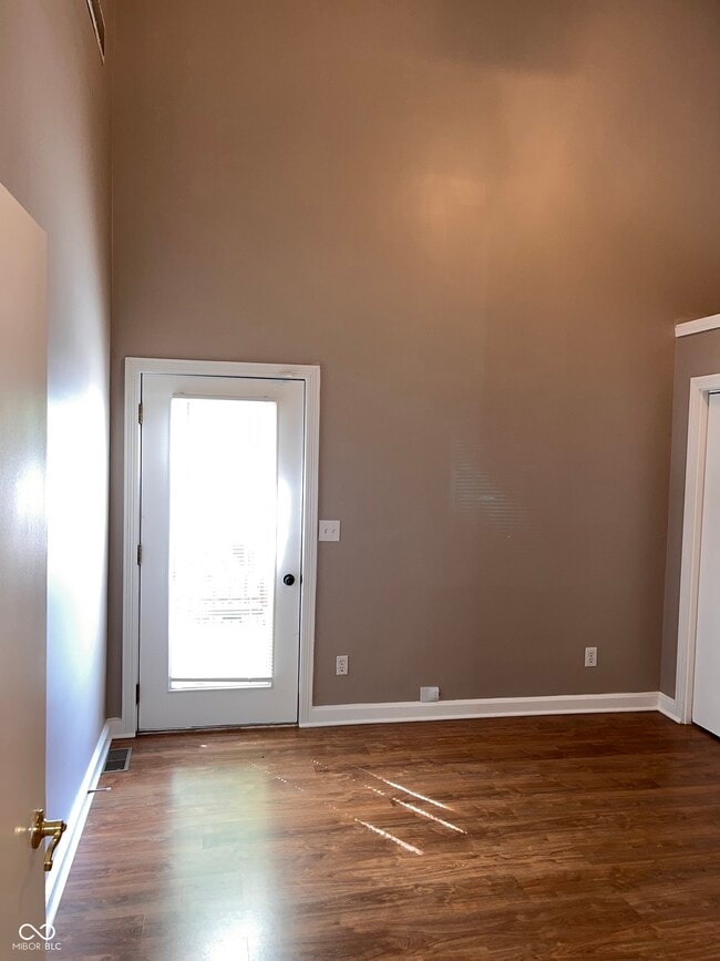 Building Photo - 945 Fox Hill Dr