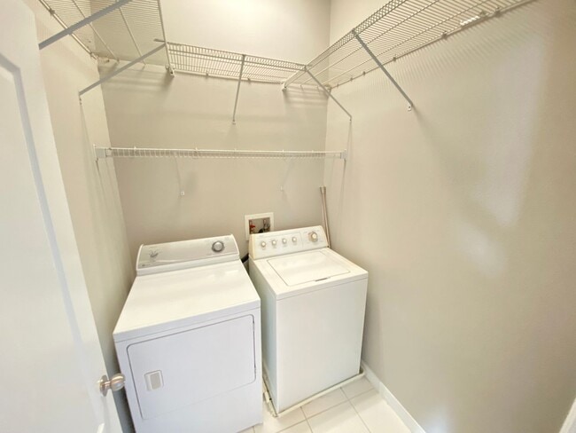 Building Photo - Newly Listed 2/2 in a Beautiful Community!
