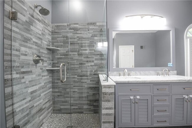 Building Photo - 304 Bridle Path