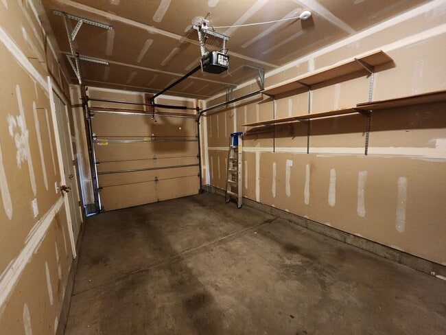 Building Photo - ELF PRICED! 3 bd. 2.5 bath Luxury Townhome!