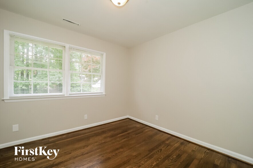 Building Photo - 2706 Northampton Dr