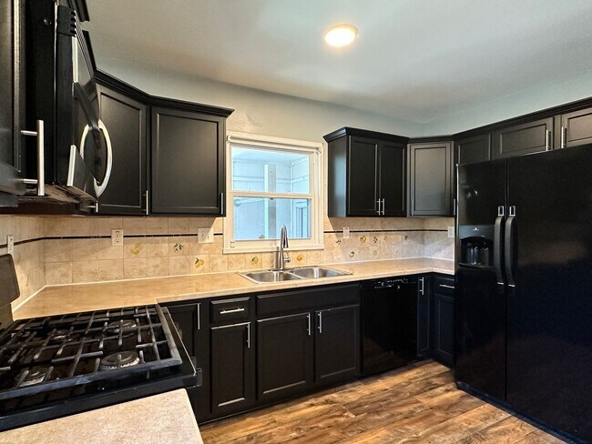 Building Photo - 3 bedroom 2 bath home in a great area filled with tons of extras you will LOVE!