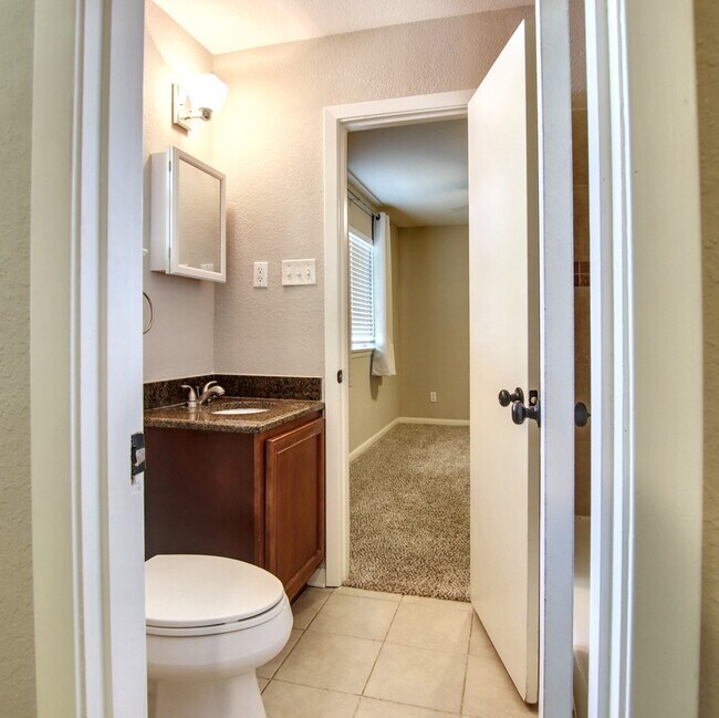 Building Photo - 1520 Sunnybrook Dr