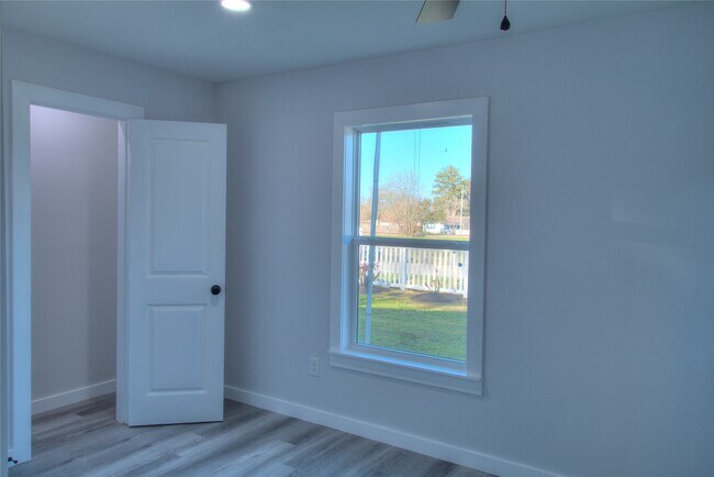 Building Photo - 415 Perkins Ave