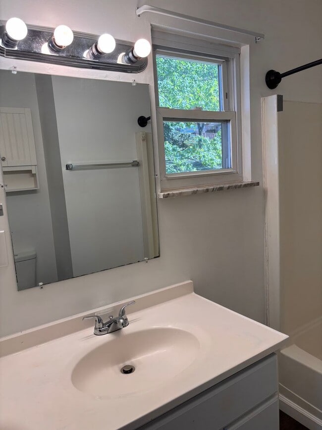 Building Photo - Single Family Home located in North Hills....