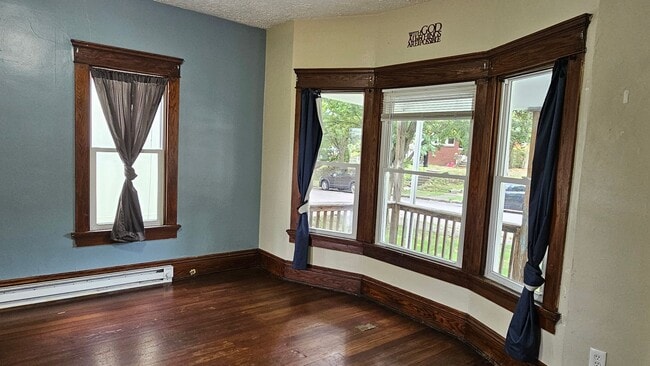 Building Photo - 3 bedroom 1 bath single family home in Man...