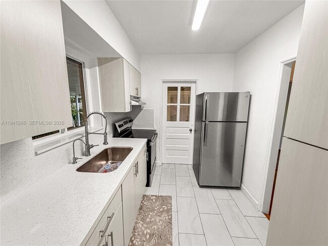 Building Photo - 1575 SW 12th Ave