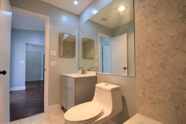 Building Photo - 5087 Oakhill Ln