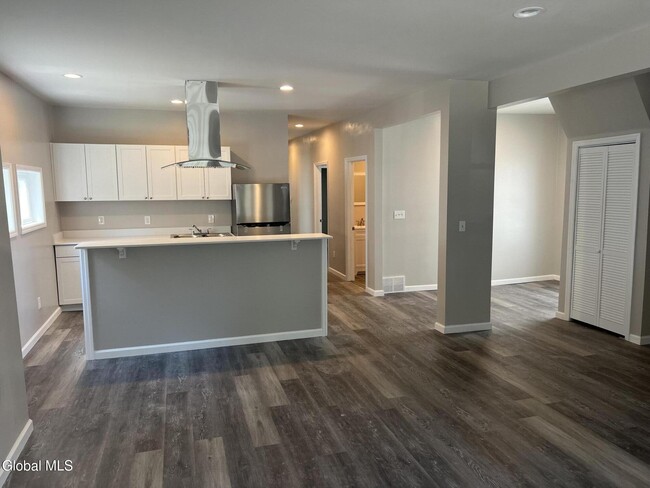 Building Photo - 253 6th Ave