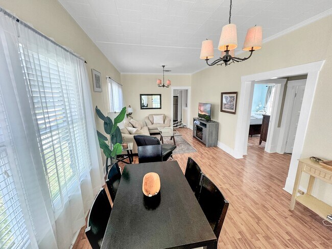 Building Photo - 1504 Christopher Columbus Blvd