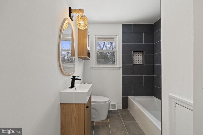 Building Photo - 395 Montgomery Dr