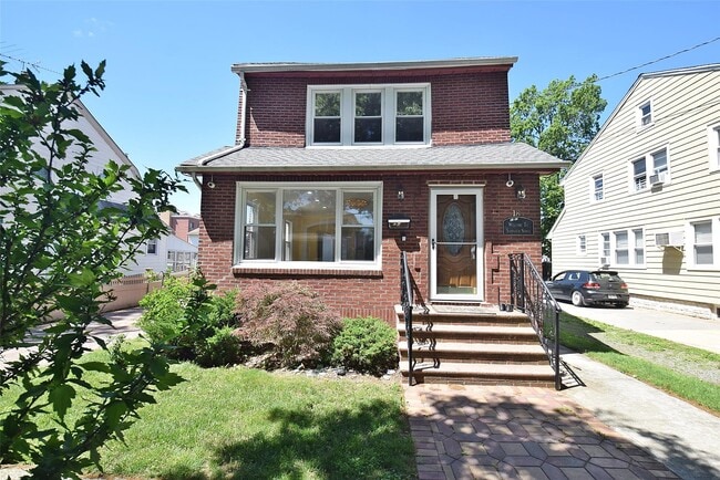 Primary Photo - 18 Brokaw Ave