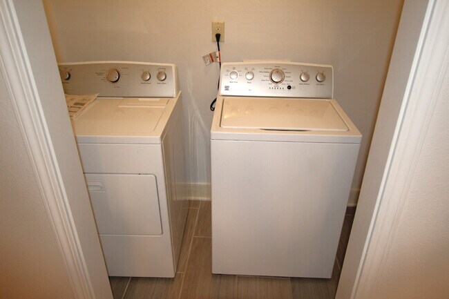 Building Photo - 2BR Home Near UWF, Davis Hwy & 9 Mile Rd –...