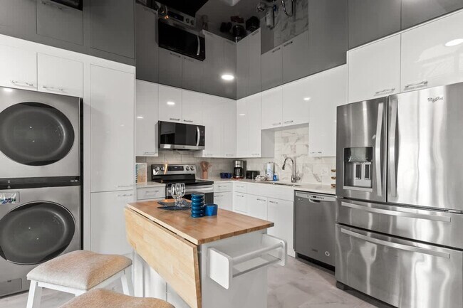 Building Photo - 8743 Thomas Dr