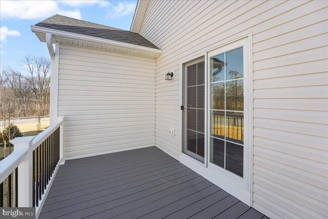 Building Photo - 552 Creek Rd