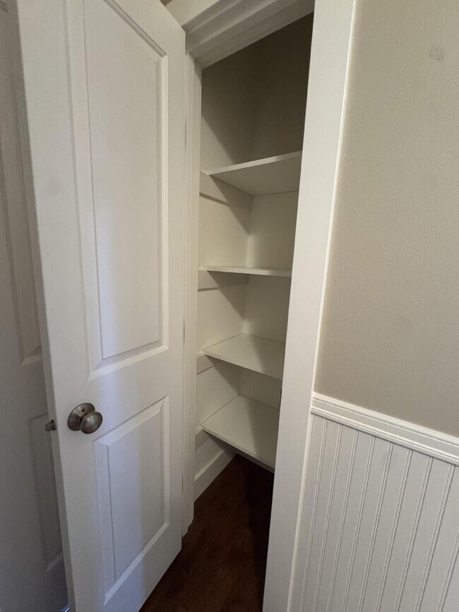 Building Photo - Single-family 3-bedroom home in a desirable neighborhood in town!