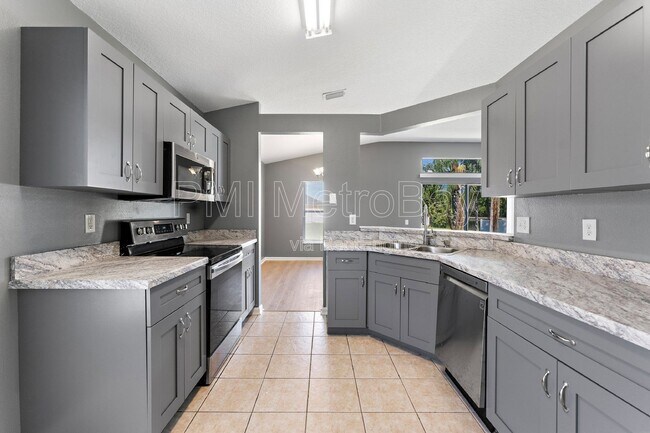 Building Photo - 1010 Summer Breeze Dr