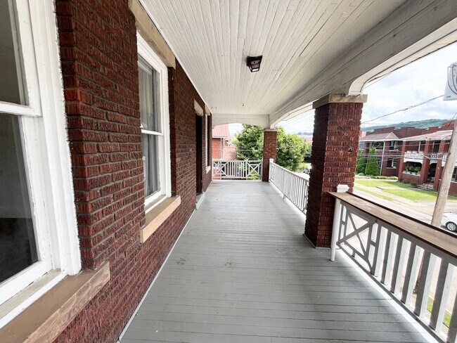 Building Photo - 1612 Quarrier St