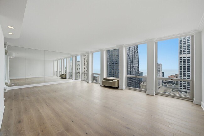 Building Photo - 111 E Chestnut St