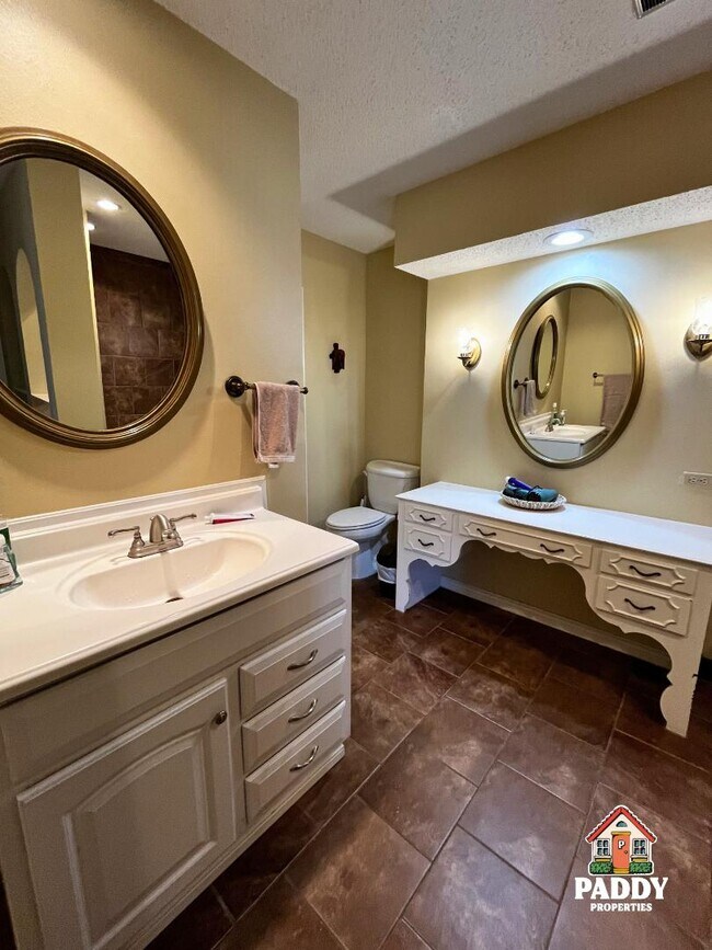 Building Photo - 410 E 4th St