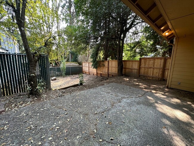 Building Photo - South Tabor 3 Bedroom 1.5 Bath - W/S/G, an...