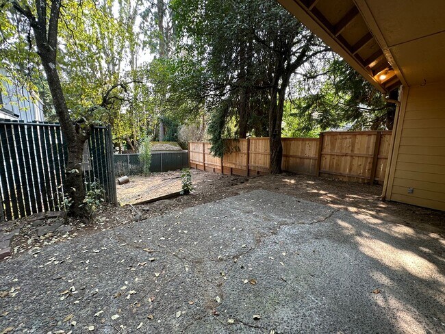 Building Photo - South Tabor 3 Bedroom 1.5 Bath Duplex Unit...